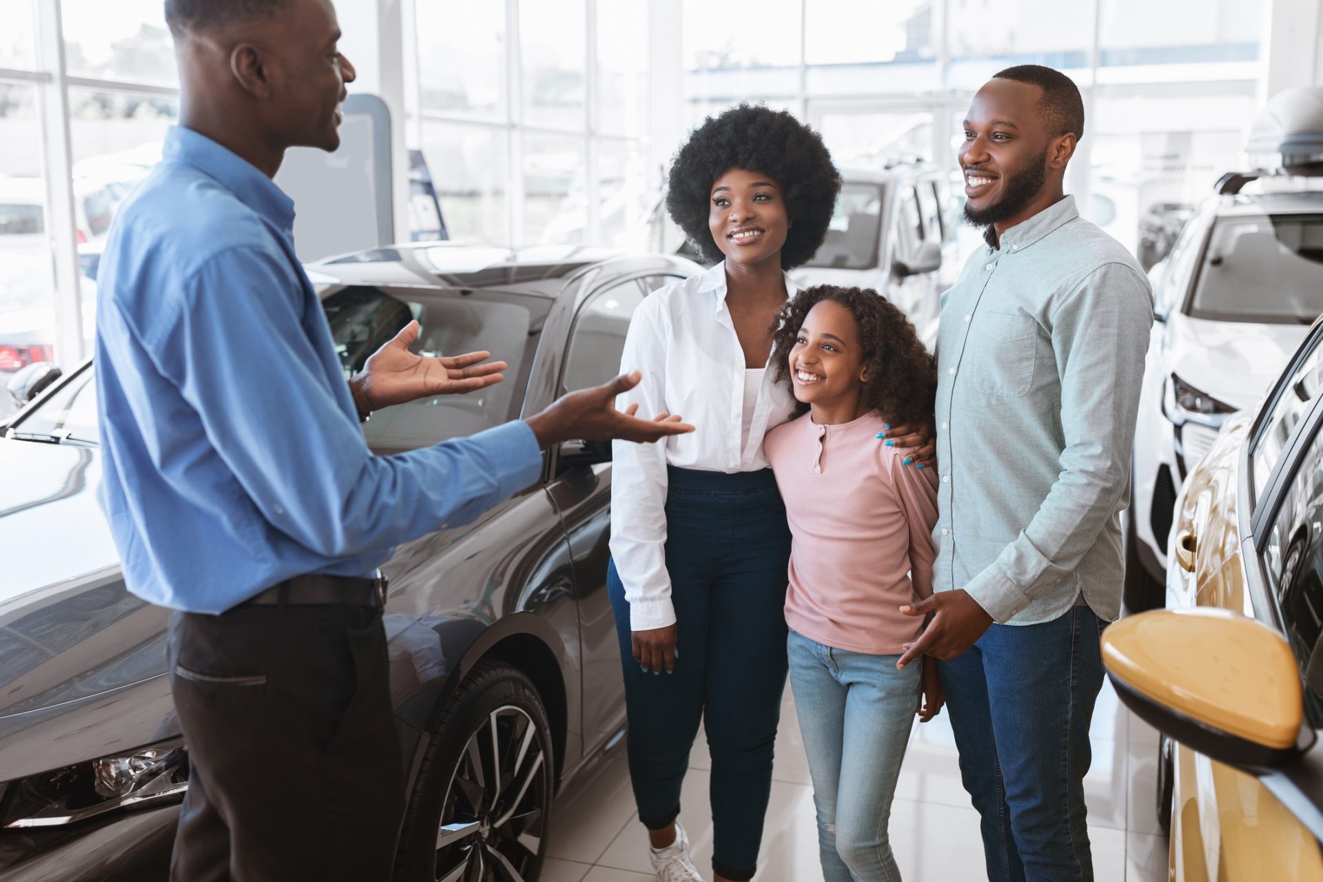 O que é preciso fazer para seguir carreira como vendedor de veículos? Qual a média salarial? Descubra hoje!